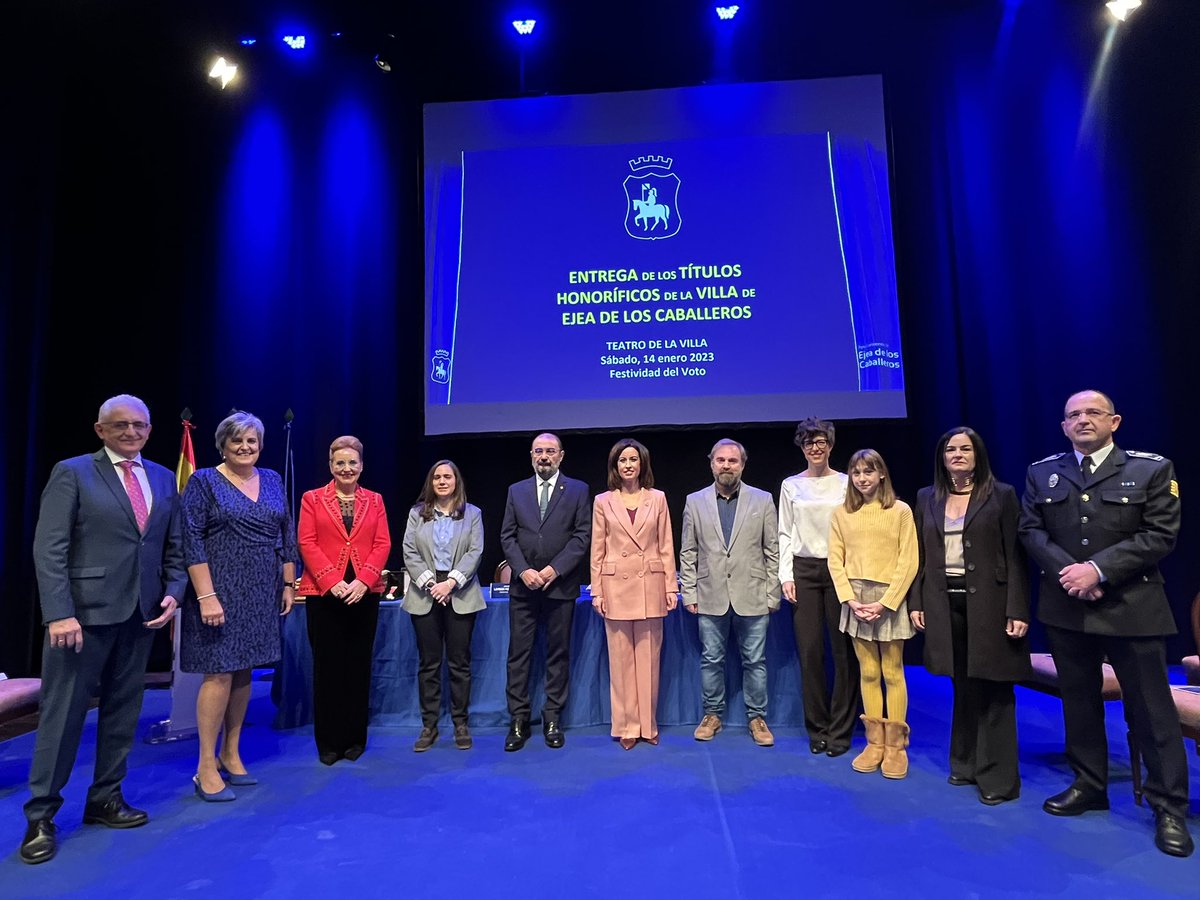 GobAragon's tweet photo. El presidente @JLambanM felicita a los premiados con la medalla de oro de #Ejea de los Caballeros en el acto de entrega esta tarde de los títulos honoríficos en el Teatro de la Villa @aytoejea https://t.co/E777AJy45N
