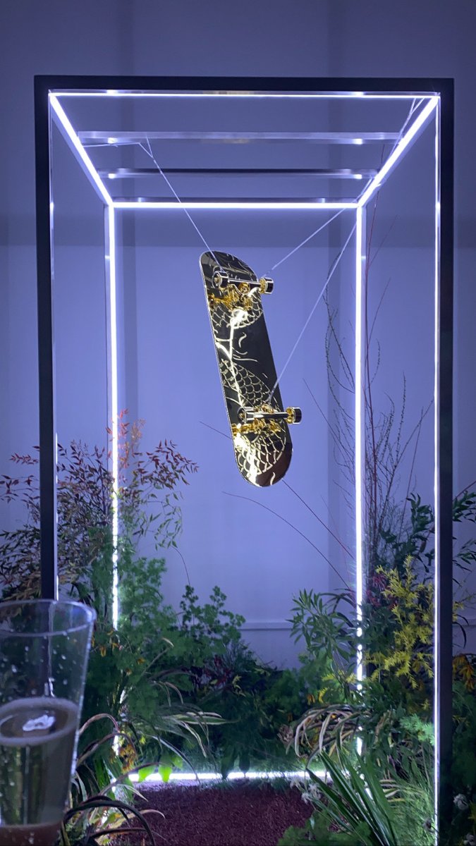 Tzinc_MEXC's tweet photo. Blessed to have witnessed the #Azuki golden skateboard in person.. simply madness🔥 

Congrats @MrGentleApe! https://t.co/c8zVkWM8Tt