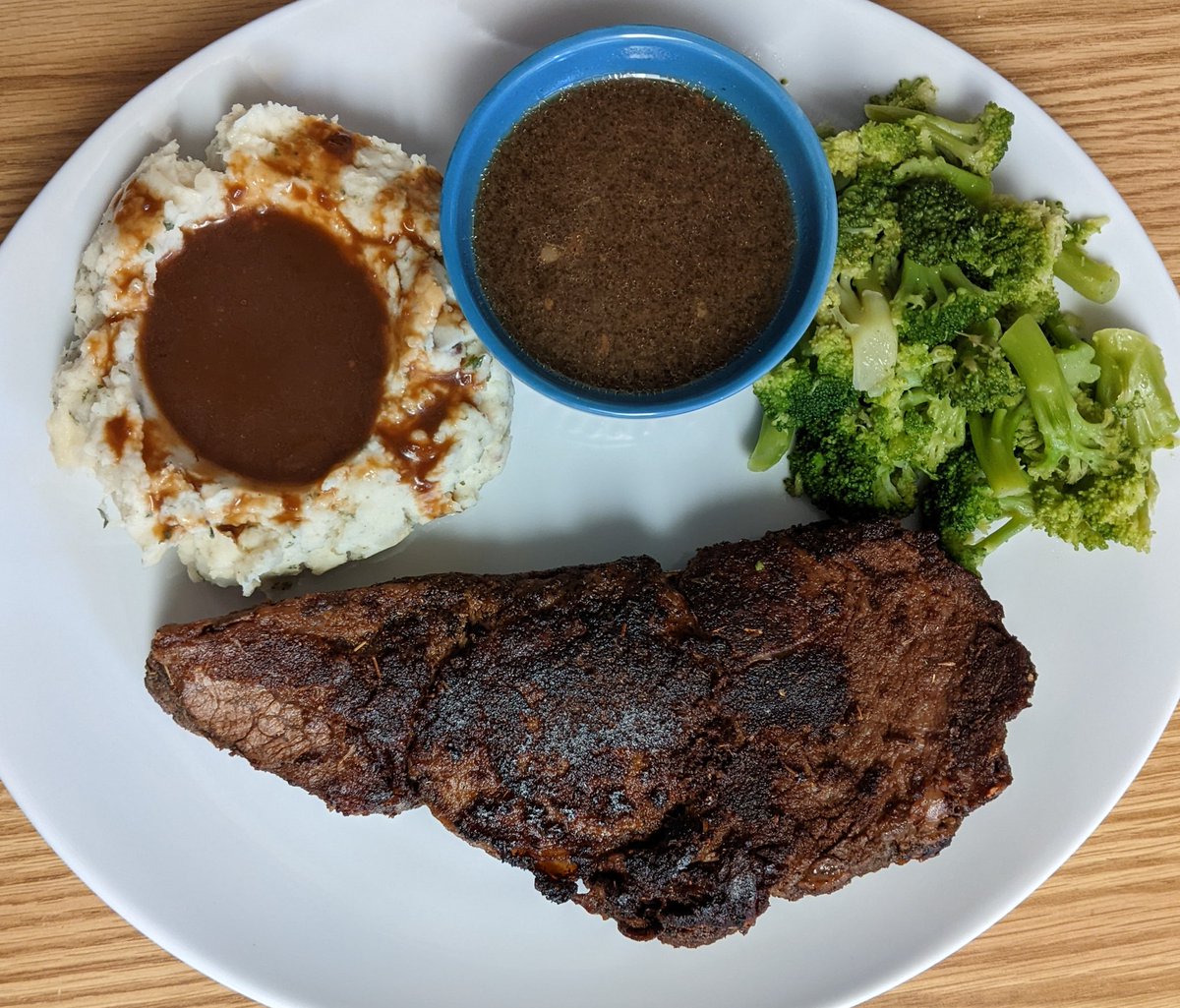 recipesallkinds's tweet photo. Blackened Prime Rib, Garlic Mashed Potatoes & Gravy, Broccoli
#allkindsofrecipes #testkitchen #blackenedprimerib #primerib #standingribroast #aujus #garlicmashedpotatoes #mashedpotatoes #mashedpotatoesandgravy #gravy #broccoli
Link to the recipe: https://t.co/kDSD8NcPHl https://t.co/ojkB5rMpTw