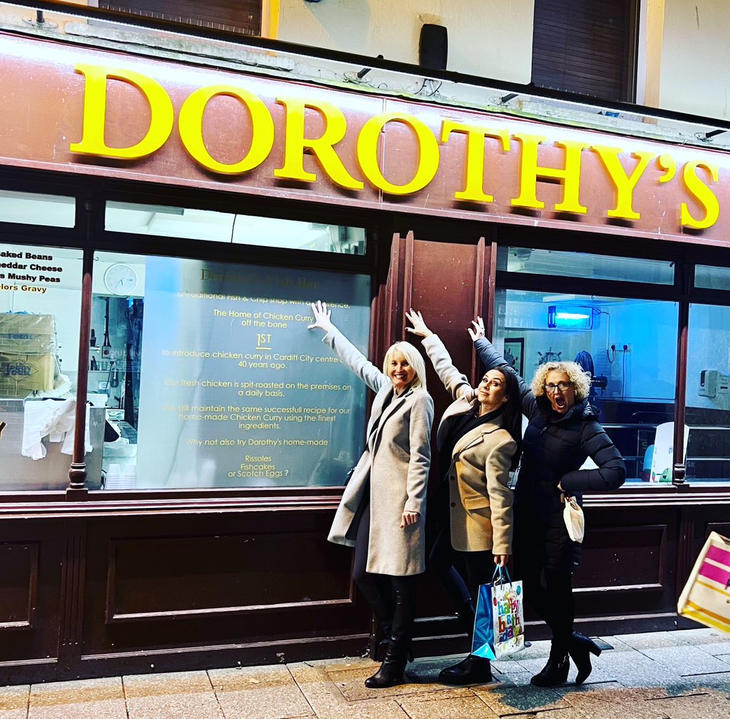 lillyevilfatcat's tweet photo. WHY is Dorothy’s closed 😱. We will need refuelling before getting on train 🍷 🍹 🧉🥂🍻🥃🍸#dorothys #carolinestreet #chippylane #wtf https://t.co/CgviUBaEcR