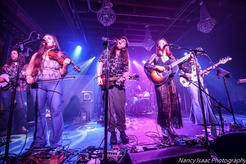MusicMarauders's tweet photo. Photos of @Lindsayloumusic &amp; Friends w/ @TheSweetLillies from @CervantesDenver in Denver, CO are live on https://t.co/dM28zcIbhZ courtesy of Nancy Isaac Photography!

#LindsayLou #TheSweetLillies #CervantesDenver #Denver #Colroado #LiveMusic #ConcertPhotography #MusicMarauders https://t.co/3ecfvzsngZ