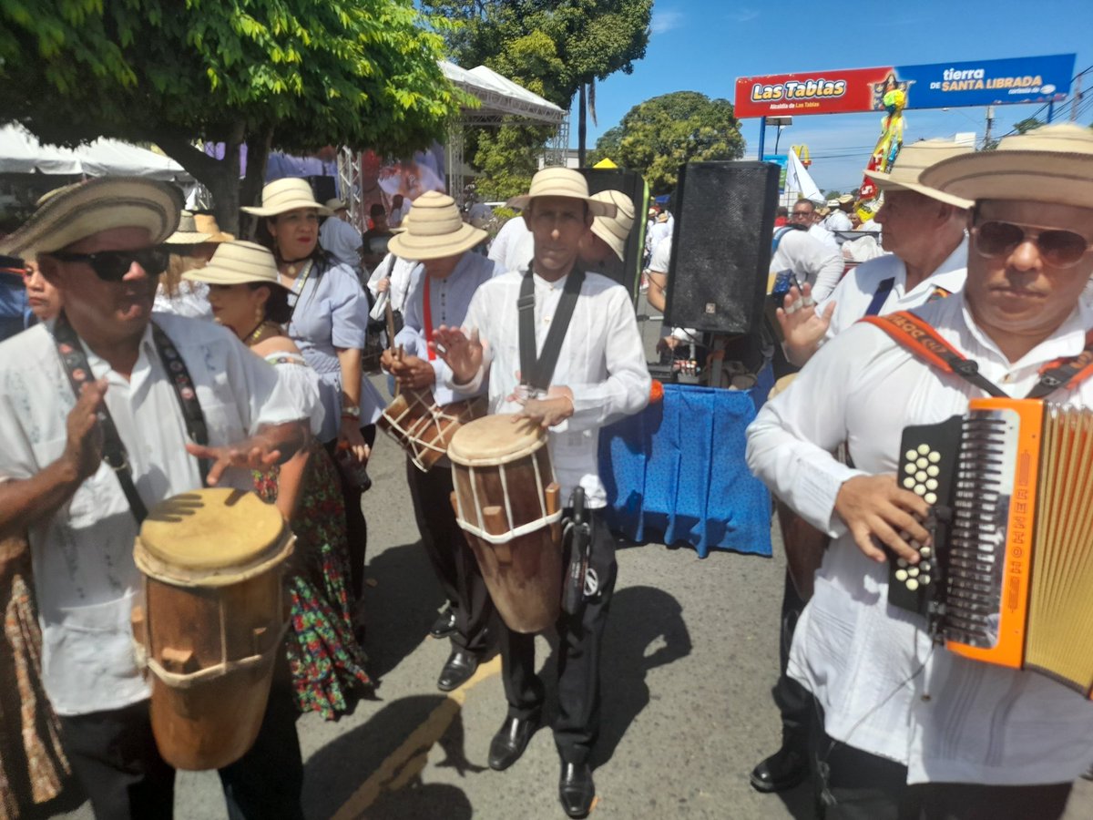 Telemetro's tweet photo. Ahora sí, arrancó el desfile de las mil Polleras desde Las Tablas
Estamos EN VIVO @alopanameno
#MilPollerasTM https://t.co/wxg3PT040H