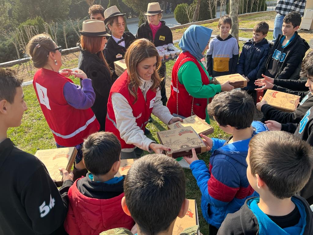 KizilayKadin's tweet photo. 📍SAKARYA
- “1 Dilim de Köy Çocuklarına“ projesine start verdik. Proje kapsamında ihtiyaç sahibi çocuklarımıza 1 pizza ve 1 kitap dağıtıyoruz,
-İhtiyaç sahibi ve Kardeş ailelerimize düzenli ziyaretlerimizi gerçekleştiriyoruz. https://t.co/AvGLDGxCD5