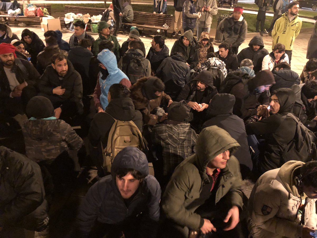 IvanGrozny3's tweet photo. In un anno, il 2022, gli attivisti de “La Linea d’ombra” hanno curato e rifocillato 12mila persone. 
#RefugeesWelcome #balcanroute https://t.co/f4Daf32Xso