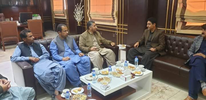 buetkofficial's tweet photo. ڈپٹی کمشنر خضدار میجر الیاس کبزئی کی بلوچستان یونیورسٹی آف انجینئرنگ اینڈ ٹیکنالوجی خضدار آمد۔ ڈاکٹر سہراب خان بزنجو کو وائس چانسلر منتخب ہونے پر مبارکباد دی.
اس ملاقات میں جامعہ کے رجسٹرار ڈاکٹر سید جلال شاہ، ڈائریکٹر ایڈمنسٹریشن انجینئر رضا زہری اور دیگر آفیسران موجود تھے https://t.co/ebpr4eKNPX