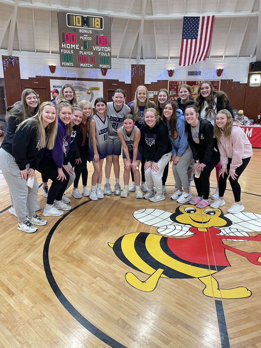 gbb_mhs's tweet photo. This is our #FAMILY🦅 

Traveled to the famous Bee Dome to cheer on our three student managers and the rest of the Jr. High girls! #milfordsoar https://t.co/it7uCq9oUc