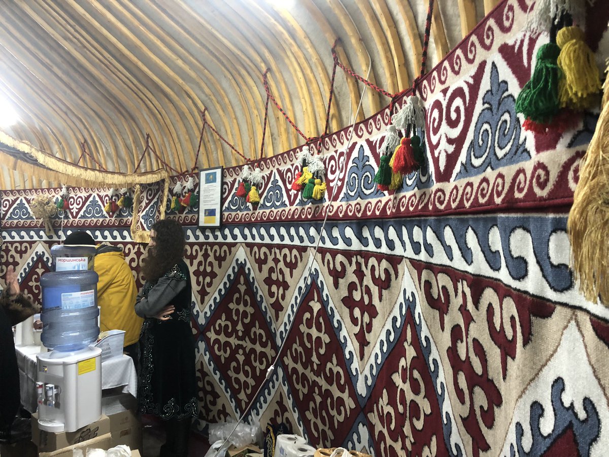 AnkaFeldhusen's tweet photo. Після багатогодинного перебування в бомбосховищі приємне видовище під час прогулянки околицями: казахська юрта як пункт несламності в центрі Києва! #StandWithUkraine https://t.co/rPJcCv1poc