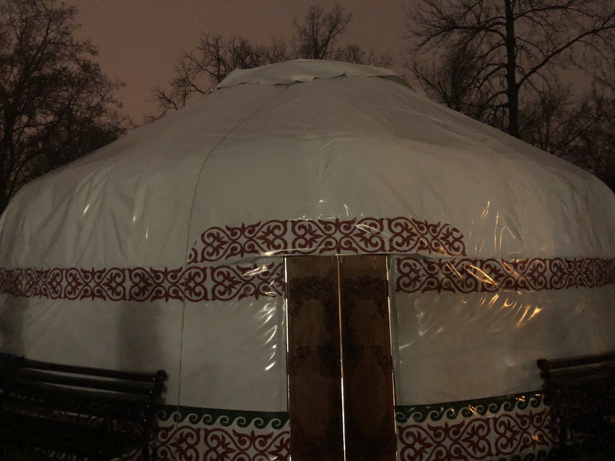 AnkaFeldhusen's tweet photo. Після багатогодинного перебування в бомбосховищі приємне видовище під час прогулянки околицями: казахська юрта як пункт несламності в центрі Києва! #StandWithUkraine https://t.co/rPJcCv1poc