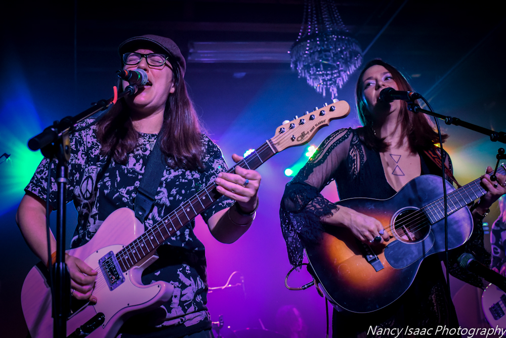 MusicMarauders's tweet photo. Photos of @Lindsayloumusic &amp; Friends w/ @TheSweetLillies from @CervantesDenver in Denver, CO are live on https://t.co/dM28zcIbhZ courtesy of Nancy Isaac Photography!

#LindsayLou #TheSweetLillies #CervantesDenver #Denver #Colroado #LiveMusic #ConcertPhotography #MusicMarauders https://t.co/3ecfvzsngZ