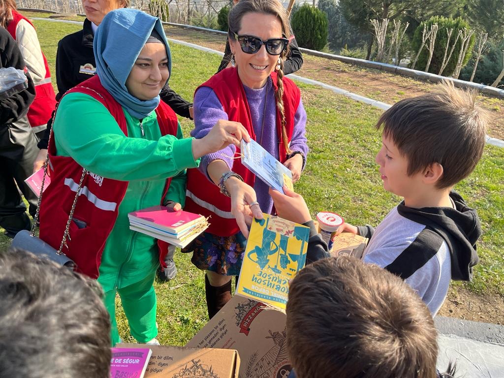 KizilayKadin's tweet photo. 📍SAKARYA
- “1 Dilim de Köy Çocuklarına“ projesine start verdik. Proje kapsamında ihtiyaç sahibi çocuklarımıza 1 pizza ve 1 kitap dağıtıyoruz,
-İhtiyaç sahibi ve Kardeş ailelerimize düzenli ziyaretlerimizi gerçekleştiriyoruz. https://t.co/AvGLDGxCD5
