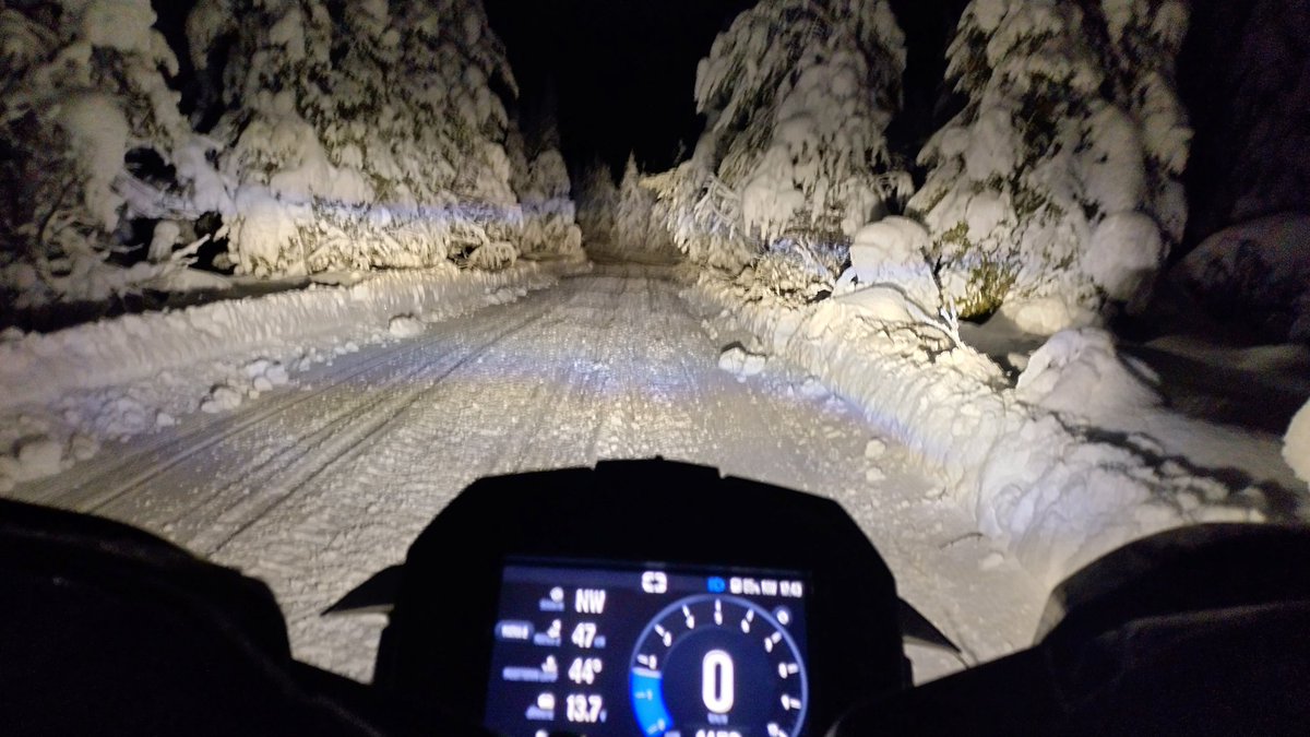 Lomavaide päälle eli variaattorivedolla mennään. Kyllä kelpaa kuntoilla näissä maisemissa ja tällä kalustolla.