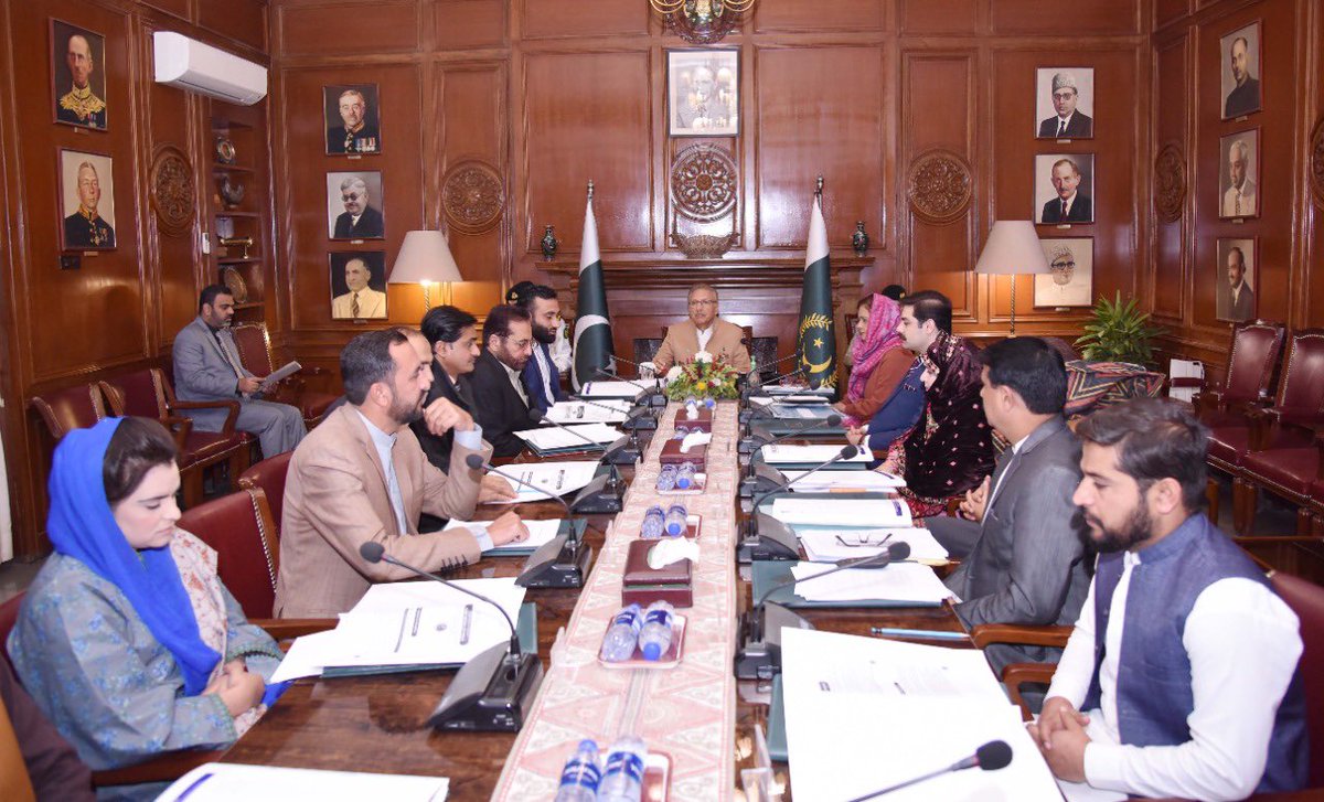 PresOfPakistan's tweet photo. A delegation of Young Nurses Association called on President Dr. Arif Alvi, at Governor House, Karachi. https://t.co/VAQM82aRBH