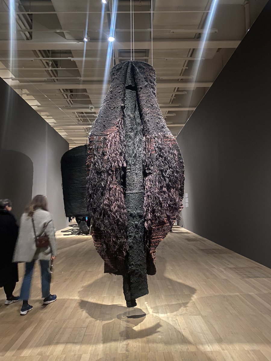 “Anyone who has ever worked with wool, never mind actual weaving, will immediately understand how staggering was her technical achievement.” Spectacular 3 dimensional woven sculptures by late Polish artist Magdalena Abakanowicz @Tate. #art #artgallery #tate #London