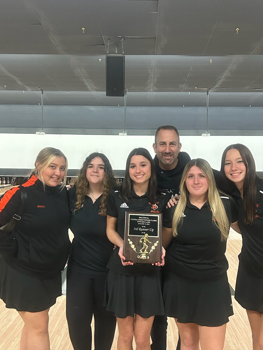 Congratulations Girls Varsity Bowling 🎳 
Finish in 4th place out of 26.