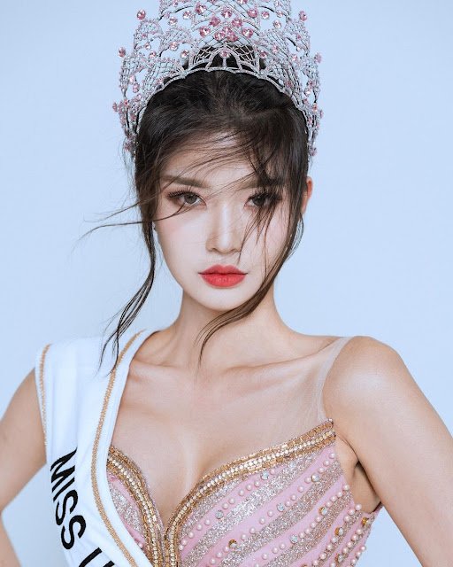 Jungkook_SNS's tweet photo. ‘Miss Universe Korea 2022’ Hanna Kim who will be representing Korea at the 71st Miss Universe pageant, has Jungkook as her bias. She’s showing her Jungkook wallpaper and customised phone cover. https://t.co/0S1sUjYi9E