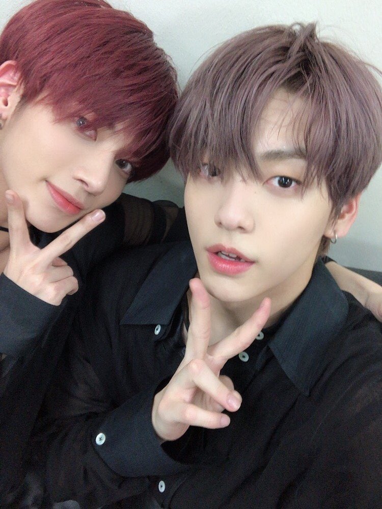 todaysoob's tweet photo. 210114🗓

스춤 천만 뷰 공약!
태현이와 셀카를 갖고 왔습니다 ㅎㅎ 감사합니당 여러분

#SOOBIN #수빈 https://t.co/6OEUQqagzx