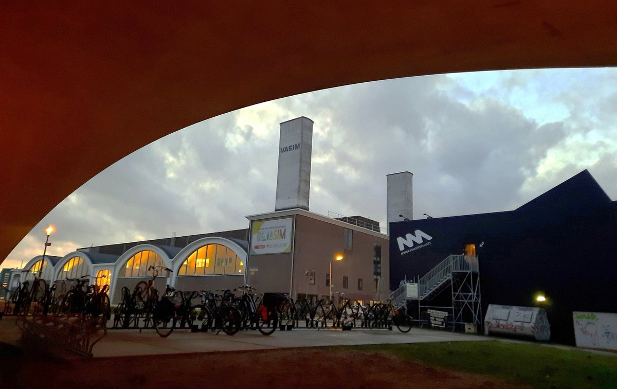 KraaienhofP's tweet photo. Vasim en Nyma Makersplaats van onder brug de Oversteek Nijmegen #Nijmegen #waalbrug #vasim #industrial https://t.co/7p7g4TatRj