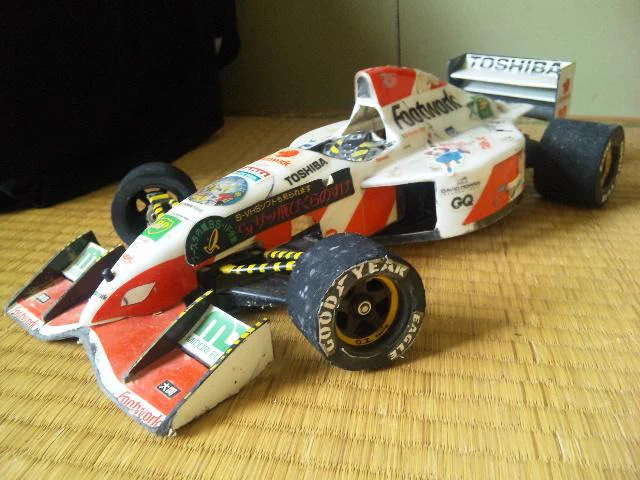 車の玩具になるとスケールモデルの多くは飾って楽しむのでサスは付いてても結局固定になるんですよね 一方ラジコンになると実際に動かすので色々調整する訳で F1はほぼ動きなし アルピーヌはフロント柔らかくリアを固くした CR-01は社外品入れまくってめちゃくちゃ動くようにした 