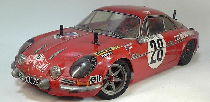 車の玩具になるとスケールモデルの多くは飾って楽しむのでサスは付いてても結局固定になるんですよね 一方ラジコンになると実際に動かすので色々調整する訳で F1はほぼ動きなし アルピーヌはフロント柔らかくリアを固くした CR-01は社外品入れまくってめちゃくちゃ動くようにした 