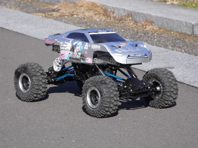車の玩具になるとスケールモデルの多くは飾って楽しむのでサスは付いてても結局固定になるんですよね 一方ラジコンになると実際に動かすので色々調整する訳で F1はほぼ動きなし アルピーヌはフロント柔らかくリアを固くした CR-01は社外品入れまくってめちゃくちゃ動くようにした 