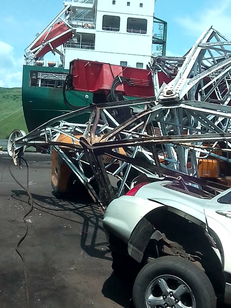 Kissingababy1's tweet photo. 🔴URGENT :un accident vient de se produire à l' instant au port #ONATRA où pendant son accostage, le navire #CHIPOL vient d' heurter 1 grue et celle ci est tombée au sol tt en dédommageant plusieurs biens tels que les véhicules https://t.co/BTwg2CkNqF
