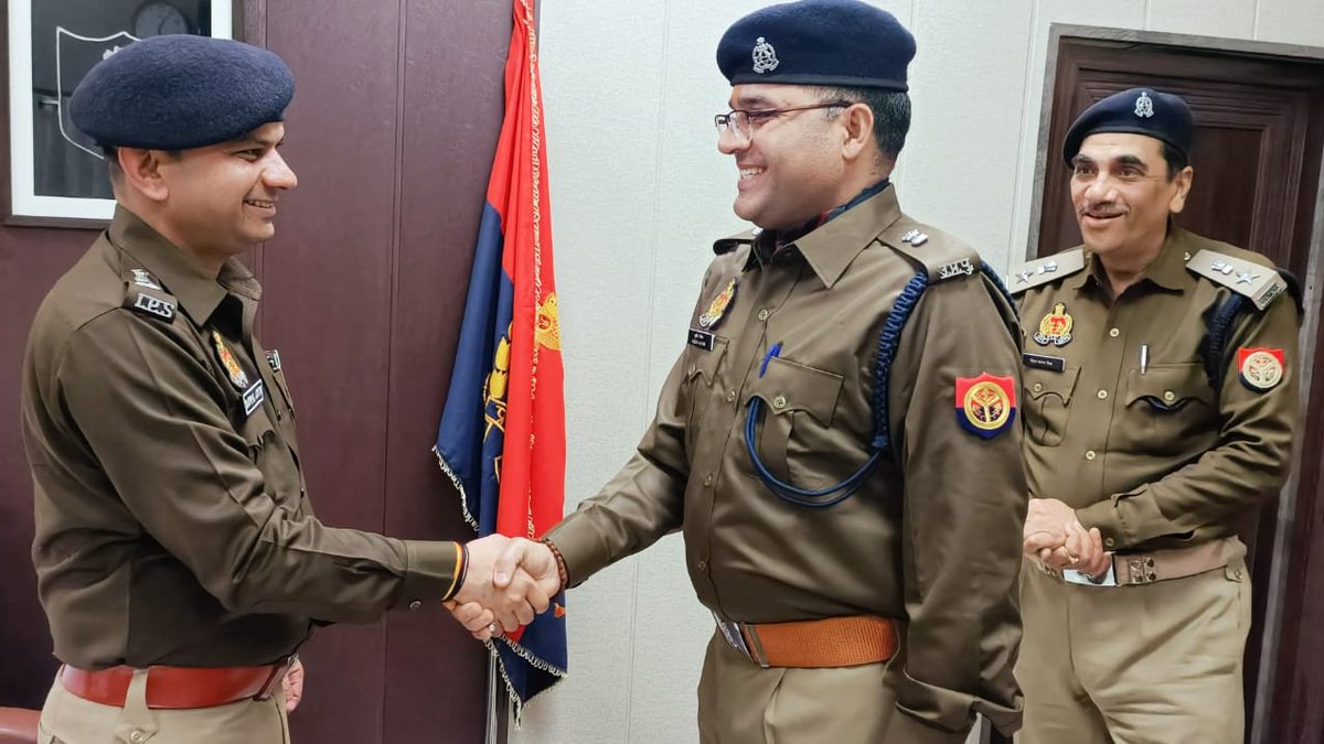 pratapgarhpol's tweet photo. जनपद प्रतापगढ़ में नियुक्त पुलिस उपाधीक्षक (क्षेत्राधिकारी नगर) सुभोध गौतम के अपर पुलिस अधीक्षक रैंक पर प्रोन्नत होने पर SP PBH @satpal_IPS व @ASP_E_PBH द्वारा उनके कंधे पर बैज (अशोक स्तम्भ) लगाकर बधाई दी गई एवं उनके उज्ज्वल भविष्य की कामना की गई। https://t.co/pzpQNpOc2r