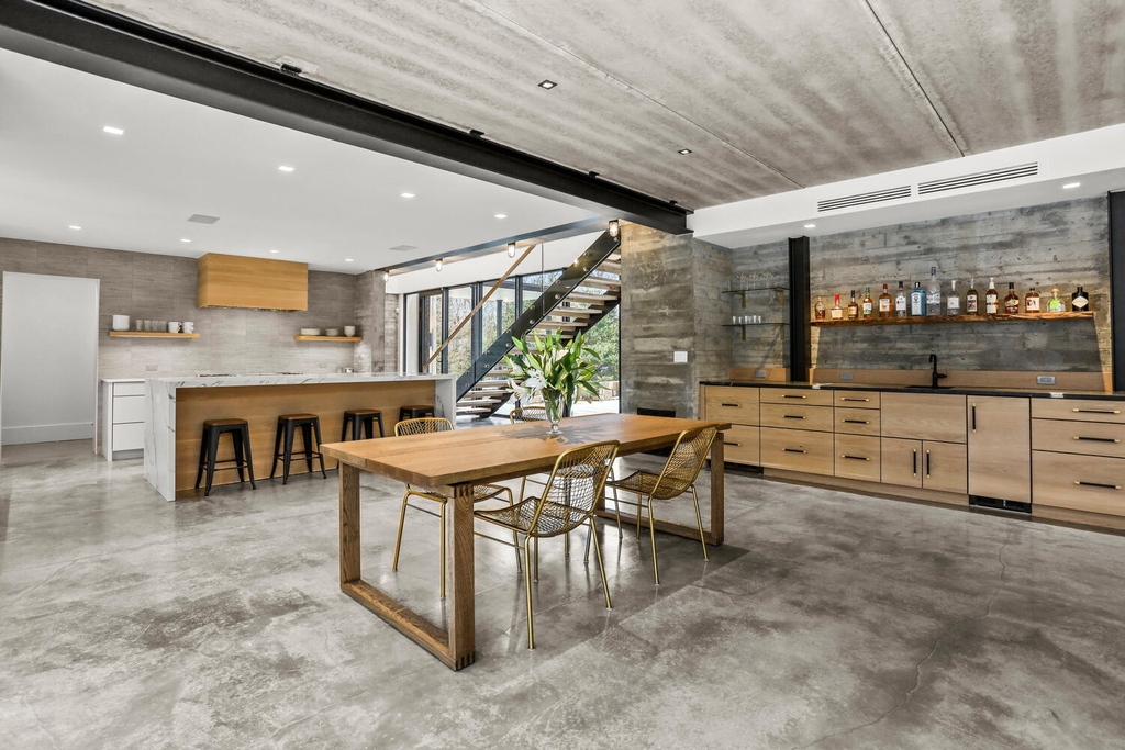 Set your sights on a new home at an open house this weekend. Like this modern dazzler in #Darien. 38 Goodwives River Road in Darien, CT listed by Nan Peter. Click here to view this weekend's open houses: hlre.co/2YsWX7Q.