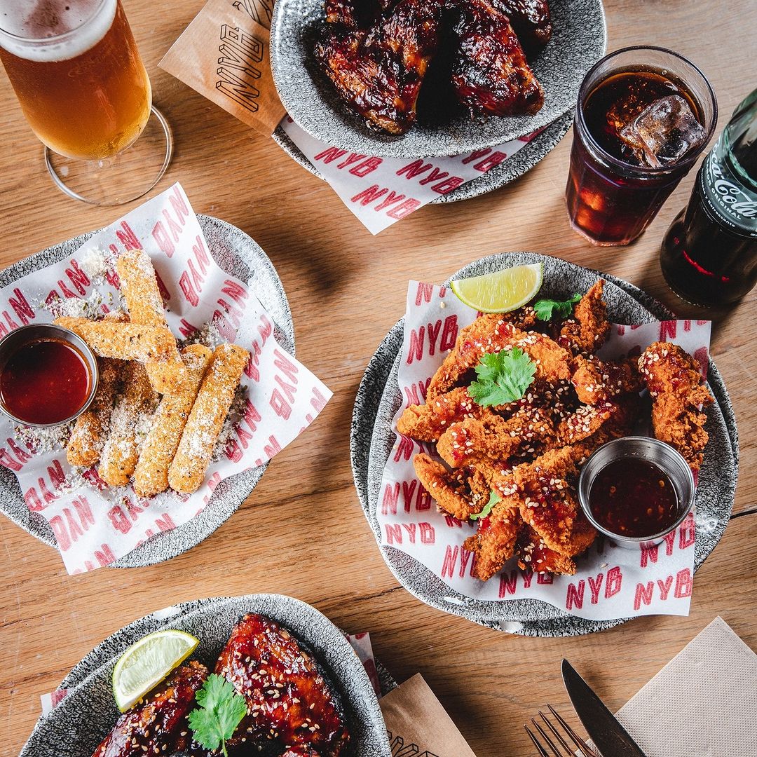 ⚠️ ¡Recordatorio importante: no te olvides de recargar tus energías en nuestros restaurantes mientras disfrutas de las esperadas Rebajas en Moraleja Green! 😋 Imprescindible una paradita en @/nyb_newyorkburger 😏 ¡mira que bueeeena pinta tiene la mesa de hoy!! 🤤