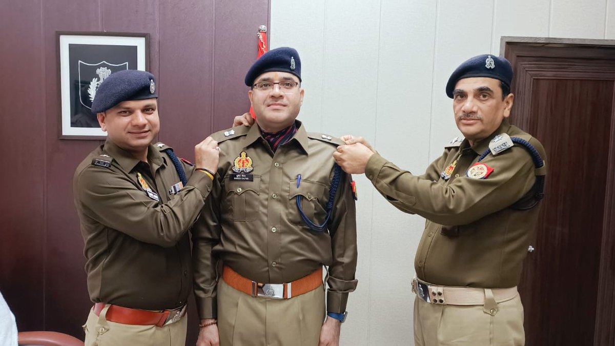 pratapgarhpol's tweet photo. जनपद प्रतापगढ़ में नियुक्त पुलिस उपाधीक्षक (क्षेत्राधिकारी नगर) सुभोध गौतम के अपर पुलिस अधीक्षक रैंक पर प्रोन्नत होने पर SP PBH @satpal_IPS व @ASP_E_PBH द्वारा उनके कंधे पर बैज (अशोक स्तम्भ) लगाकर बधाई दी गई एवं उनके उज्ज्वल भविष्य की कामना की गई। https://t.co/pzpQNpOc2r