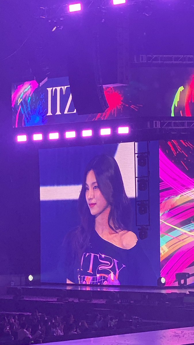 midzyangel's tweet photo. as a yeji stan, im dropping this here first 🥹🥹🥹🥹🥹🥹 BEST NIGHT OF MY LIFE SO FAR!!!!!! I LOVE YOU @ITZYofficial 😭😭😭😭😭 #ITZYinManila #ITZY_WORLD_TOUR #ITZY_CHECKMATE https://t.co/PqNixZl2Bo