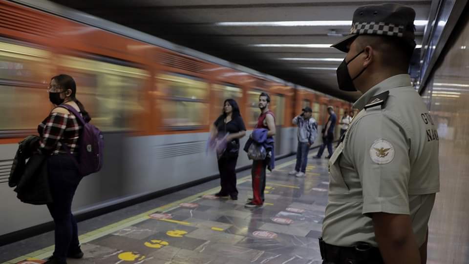 Presidente López Obrador, defendió la presencia operativa de la Guardia Nacional en el metro de Ciudad de #México, que traslada un promedio diario de 5 millones de personas."¿Cómo no vamos a utilizar la Guardia Nacional, si se trata de proteger a la gente del metro?", cuestionó.