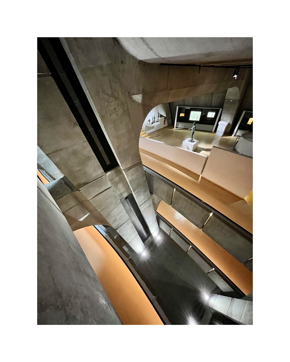 Le musée #Lugdunum à #Lyon
Manifeste brutaliste dessiné par l’architecte Bernard Zehrfuss en 1971
#architecture #brutalisme #beton #concrete #zehrfuss