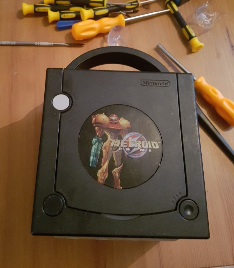 Pipmalice's tweet photo. After 17 years finally repaired my gamecube :3 (i dont procrastinate i swear) and they're all ready for streaming https://t.co/bkcbi24DCZ
