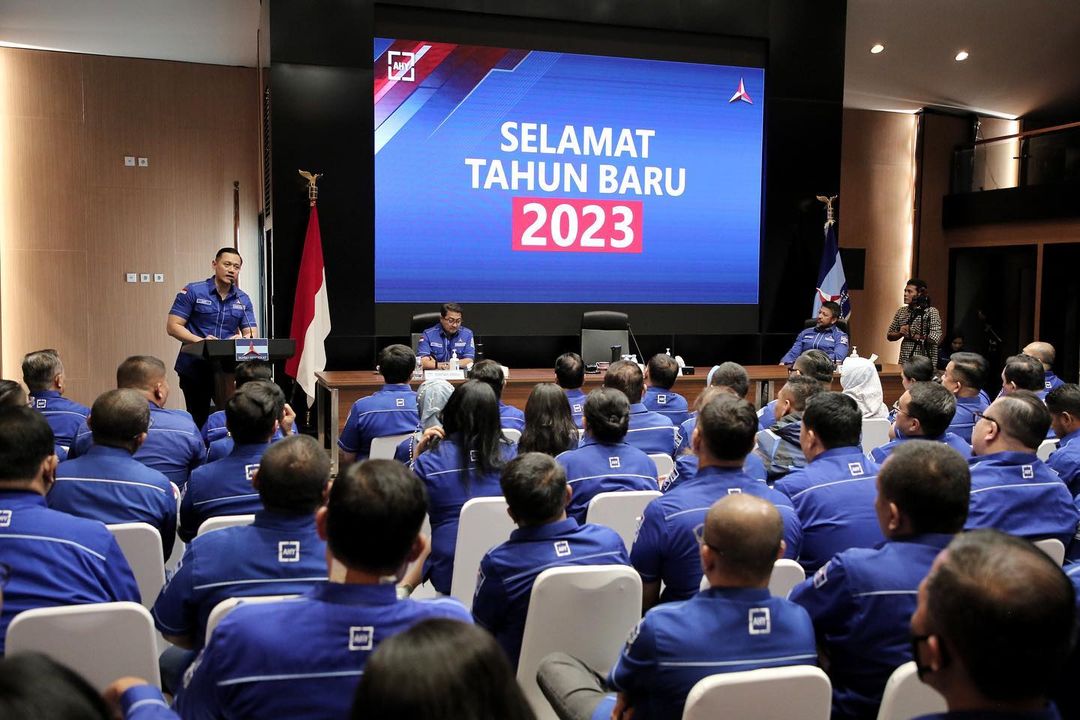 AgusYudhoyono's tweet photo. Mengawali tahun 2023, seluruh pengurus DPP @PDemokrat melaksanakan Rapat Pleno pd kamis lalu. Membahas Evaluasi 2022, Demokrat Hari Ini, Perkembangan Ekonomi &amp; Politik Nasional, &amp; Rencana Awal Tahun 2023. Saya ingatkan utk merapatkan barisan memperjuangkan perubahan &amp; perbaikan! https://t.co/1gCByVCcKT