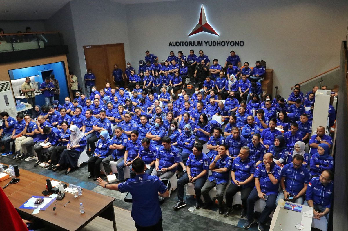 AgusYudhoyono's tweet photo. Mengawali tahun 2023, seluruh pengurus DPP @PDemokrat melaksanakan Rapat Pleno pd kamis lalu. Membahas Evaluasi 2022, Demokrat Hari Ini, Perkembangan Ekonomi &amp; Politik Nasional, &amp; Rencana Awal Tahun 2023. Saya ingatkan utk merapatkan barisan memperjuangkan perubahan &amp; perbaikan! https://t.co/1gCByVCcKT