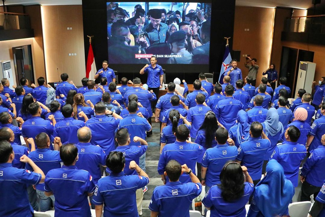 AgusYudhoyono's tweet photo. Mengawali tahun 2023, seluruh pengurus DPP @PDemokrat melaksanakan Rapat Pleno pd kamis lalu. Membahas Evaluasi 2022, Demokrat Hari Ini, Perkembangan Ekonomi &amp; Politik Nasional, &amp; Rencana Awal Tahun 2023. Saya ingatkan utk merapatkan barisan memperjuangkan perubahan &amp; perbaikan! https://t.co/1gCByVCcKT