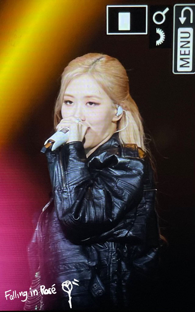 FALLING IN ROSÉ tweet media