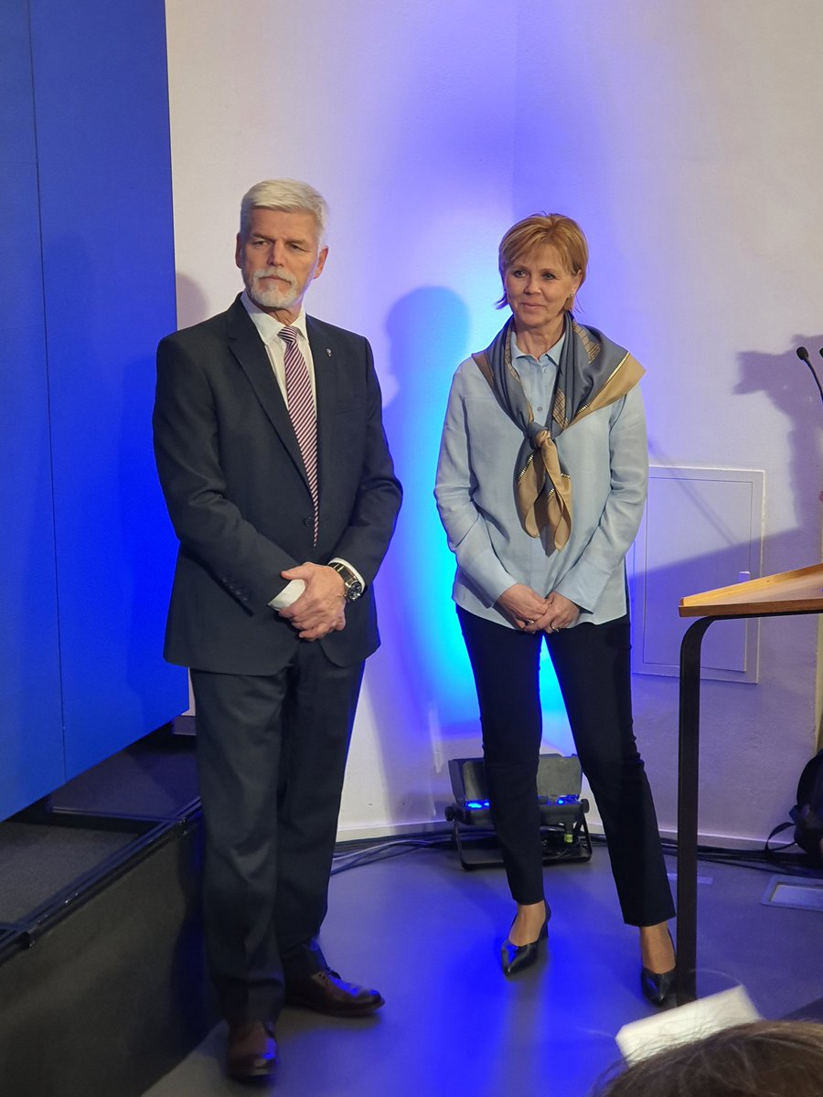 Generál Petr Pavel s manželkou Evou ve volebním štábu v centru Prahy, kde budou sledovat prúběžné výsledky voleb.