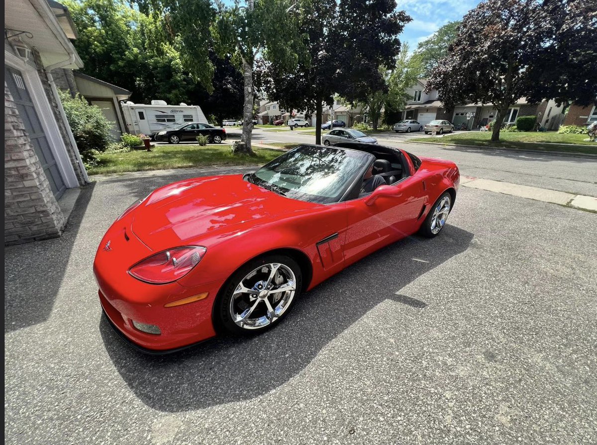 So shiny. So pretty. So speedy. 
#corvettesofinstagram #grandsport #c6corvette #corvettelifestyle #durhamregion #torontocars #thesix #carsofinstagram #carsoftoronto #corvettes #littleredcorvette #60thanniversary #sexerella #sexerella13 #corvettesociety #corvette #corvettefamily