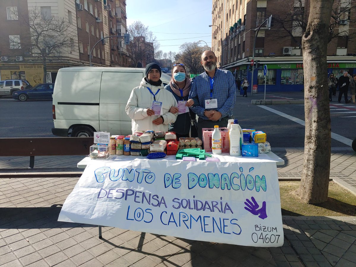 DSLosCarmenes's tweet photo. Gracias a nuestro voluntariado en nuestro estreno en #Usera y agradecemos también a la @jmd_usera por sus facilidades en la autorización a nuestro punto de donación. 

Y destacar, una vez más, #SoloElPuebloSalvaAlPueblo https://t.co/FmhISILQCd