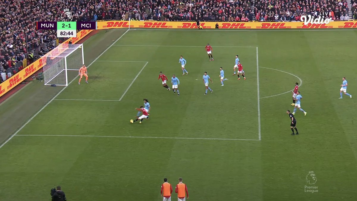 Dibalik 2-1. No offside, sejajar waktu umpan. Taktik press-counter MU memang menyulitkan City. Rashford on fire!