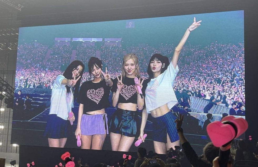 Blackpink88xo's tweet photo. BLACKPINK ✌️🥰 https://t.co/quL6NmuKbc