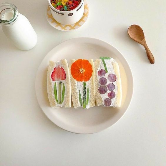 daily_dolce's tweet photo. Japanese fruit sandwiches https://t.co/uHdKmaOCOX