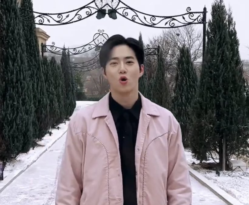 52242b's tweet photo. 넘 예쁘다.. 준면이 입김 부는거도 짱귀여움..😶‍🌫️ https://t.co/zy5QPjeXUa