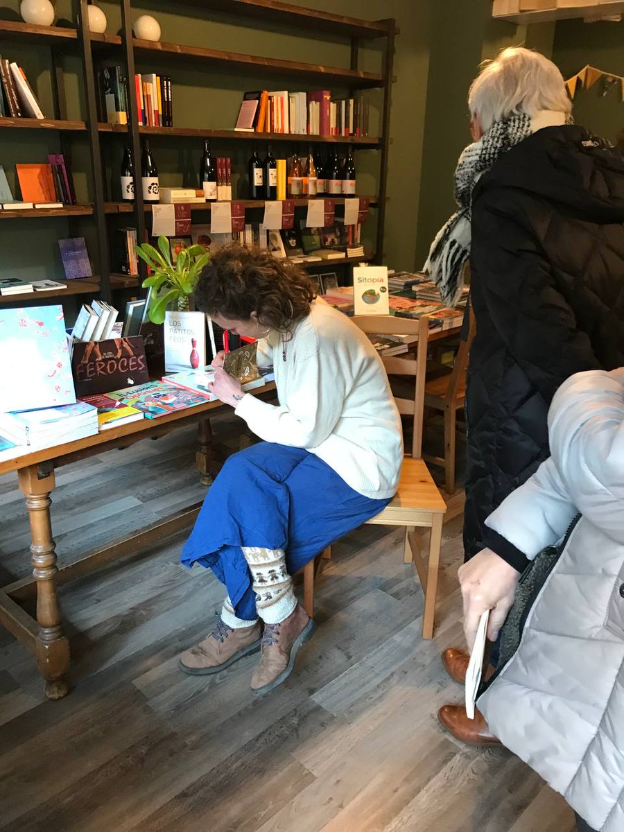 pol_lenedicions's tweet photo. Presentació 'Yo no te perdí' a #VukLlibres Torelló!! Amb @cabezadenido_ i una gran acollida de Meri, la llibretera! https://t.co/blhp23IJBN