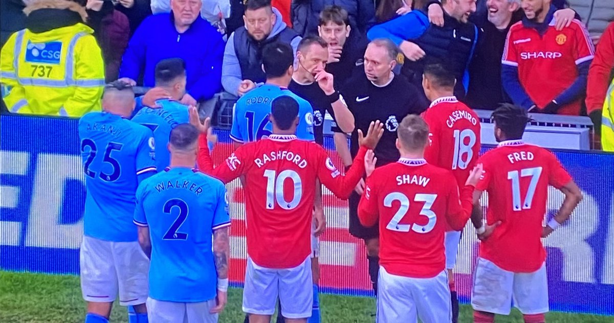 paddypower's tweet photo. Horrible scenes seeing the ref surrounded like that.

Arsenal are getting a hell of charge from the FA after that. https://t.co/X1IPwWSBxU