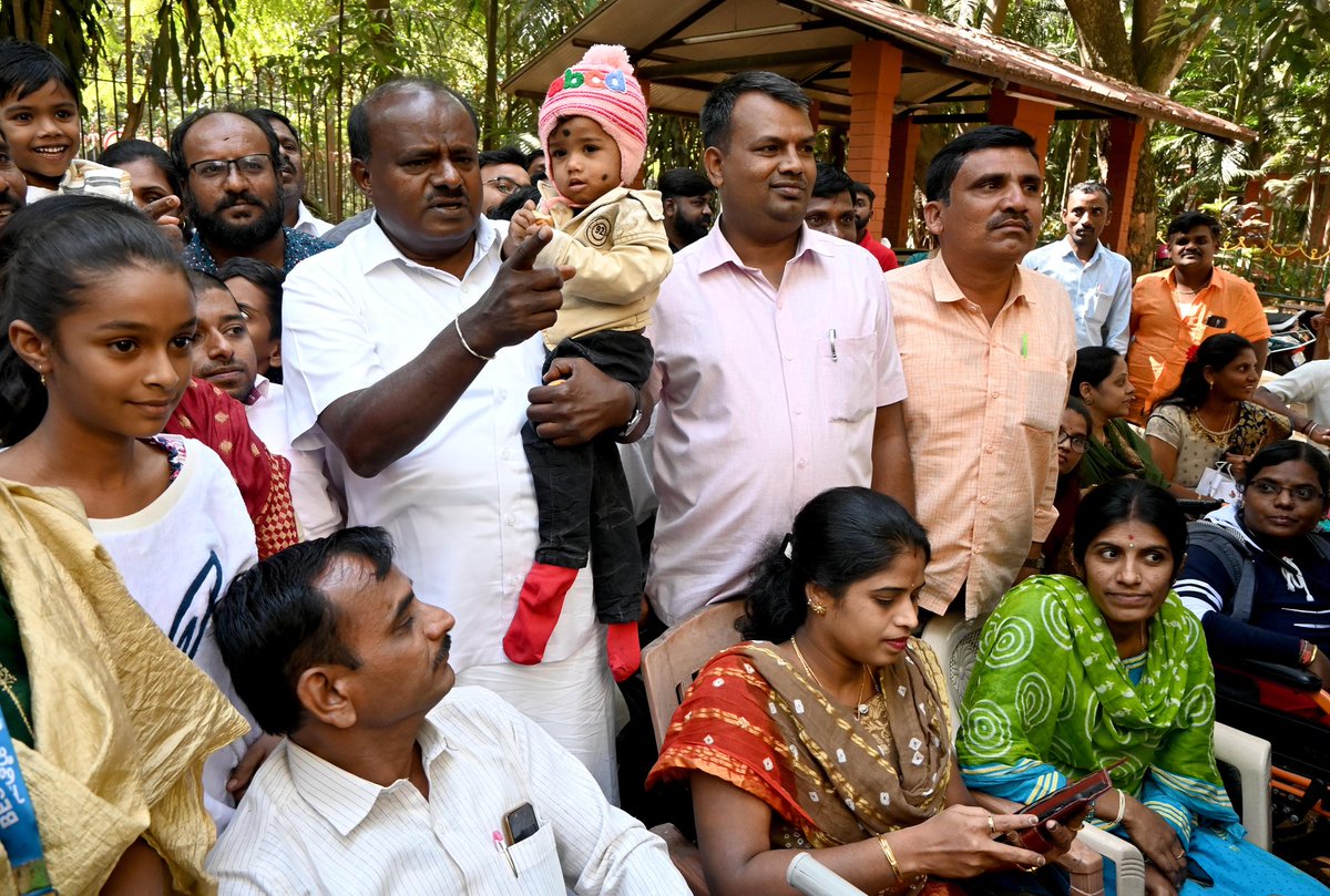 hd_kumaraswamy's tweet photo. ಪ್ರತಿ ಸಂಕ್ರಾಂತಿ ಹಬ್ಬಕ್ಕೂ ನನ್ನನ್ನು ಭೇಟಿಯಾಗಿ ಎಳ್ಳುಬೆಲ್ಲ ಕೊಟ್ಟು ಪ್ರೀತಿಯಿಂದ ಆದರಿಸುವ ಇವರೆಲ್ಲರೂ ಇಂದು ಬೆಂಗಳೂರು ಪ್ರೆಸ್ ಕ್ಲಬ್ ನಲ್ಲಿ ನನ್ನ ಜತೆ ಈ ವರ್ಷದ ಸಂಕ್ರಾಂತಿ ಹಬ್ಬವನ್ನು ಆಚರಿಸಿದರು.ಇವರ ವಿಶ್ವಾಸಕ್ಕೆ ನಾನು ಚಿರಋಣಿ.1/2
#ಸಂಕ್ರಾಂತಿ https://t.co/BNaprdISN3
