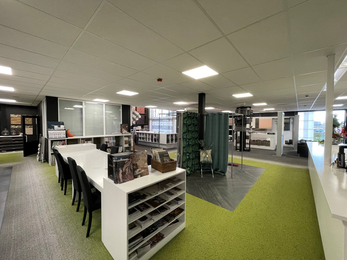 Wegens toenemende drukte zijn we op zoek naar een collega voor in de winkel. Heb je affiniteit met kleur en interieur en lijkt het jou leuk om bezig te zijn met vloeren, behang, gordijnen, zonwering en verf? Neem dan snel contact met ons op!   verhoevenkleurt.nl/vacatures/