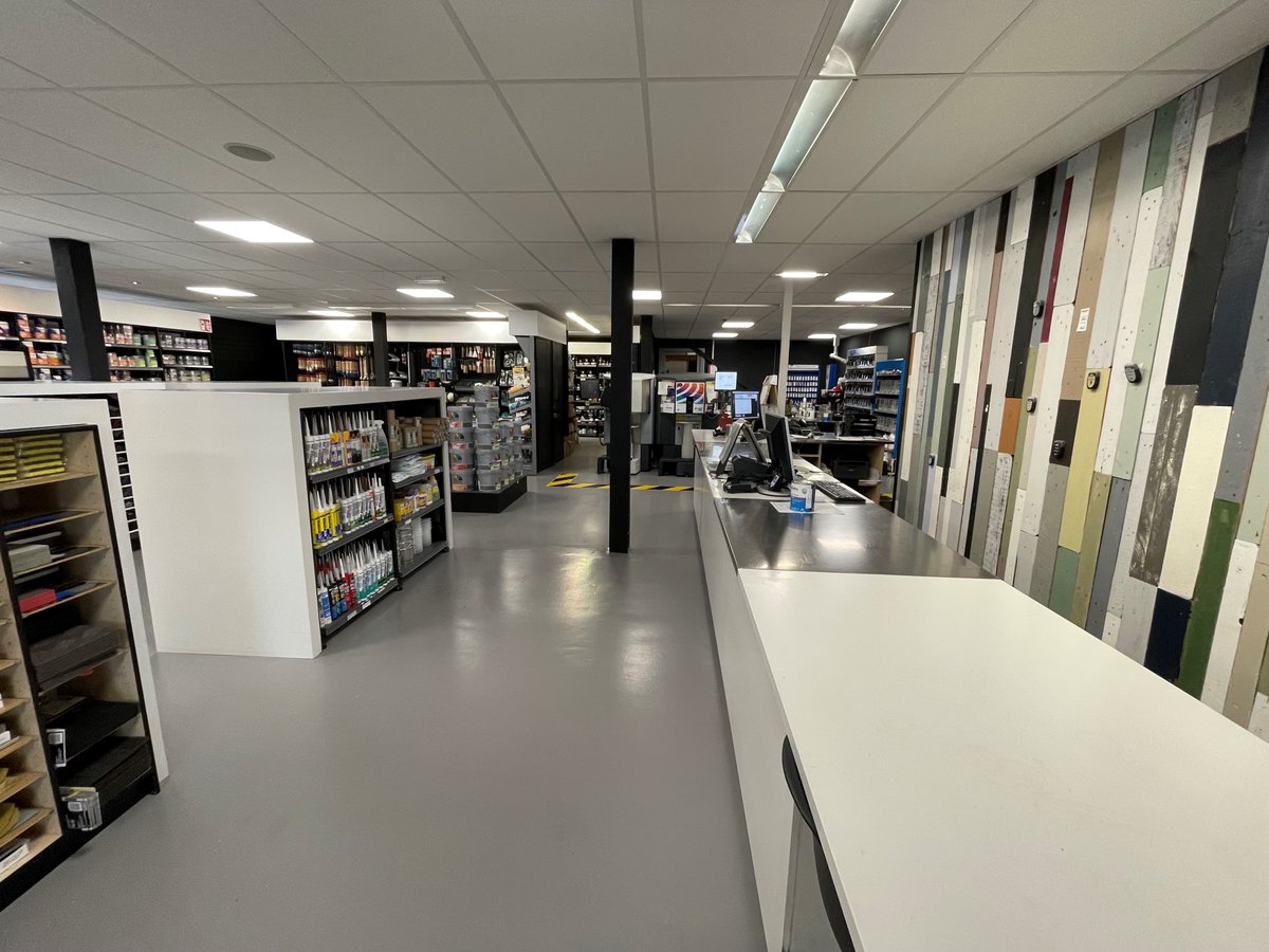 VerhoevenVerf's tweet photo. Wegens toenemende drukte zijn we op zoek naar een collega voor in de winkel. Heb je affiniteit met kleur en interieur en lijkt het jou leuk om bezig te zijn met vloeren, behang, gordijnen, zonwering en verf? Neem dan snel contact met ons op!   https://t.co/xS26fBBZ8U https://t.co/eTxsTndJFh