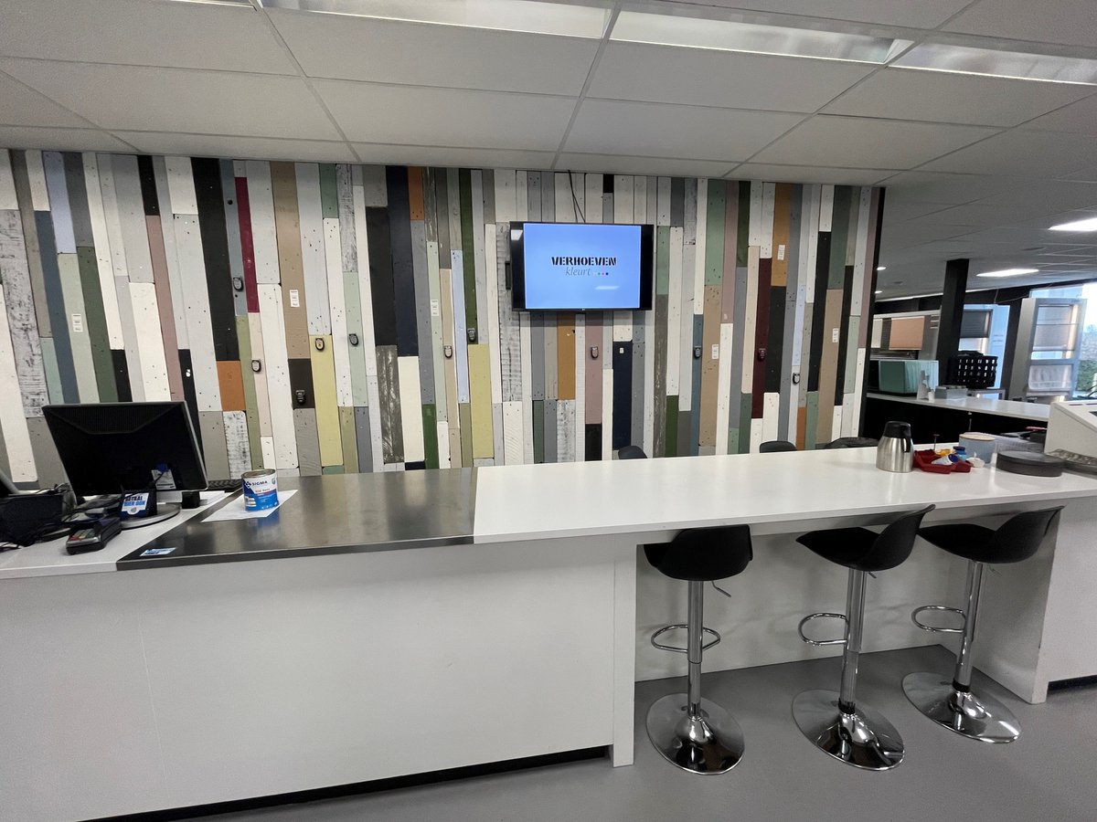 VerhoevenVerf's tweet photo. Wegens toenemende drukte zijn we op zoek naar een collega voor in de winkel. Heb je affiniteit met kleur en interieur en lijkt het jou leuk om bezig te zijn met vloeren, behang, gordijnen, zonwering en verf? Neem dan snel contact met ons op!   https://t.co/xS26fBBZ8U https://t.co/eTxsTndJFh